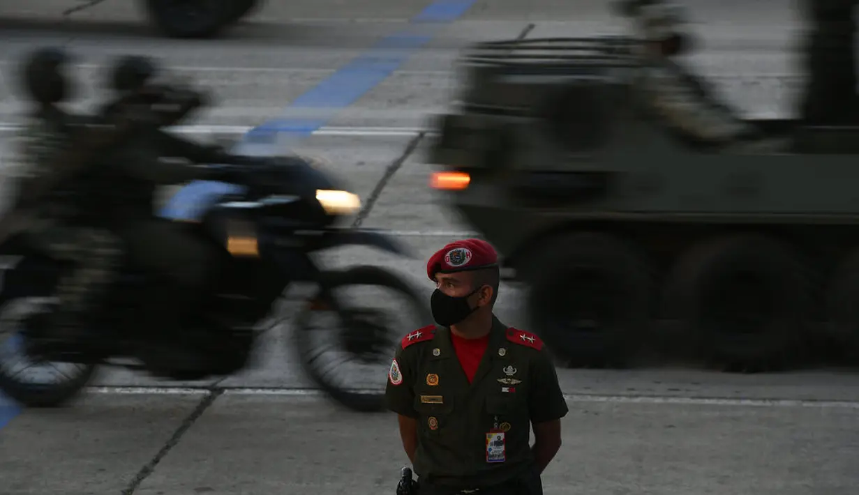 Seorang tentara berjaga selama parade militer menandai Hari Kemerdekaan di Caracas, Venezuela, Senin (5/7/2021). Venezuela menandai 210 tahun deklarasi kemerdekaan mereka dari Spanyol. (AP Photo/Matias Delacroix)