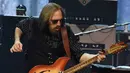 Kepergian Tom Petty untuk selamanya bukan hanya meninggalkan kesedihan bagi para keluarga dan sahabatnya. Tak sedikit para penggemarnya yang juga larut dalam kesedihan dengan kepergian sang idola. (AFP/Rick Diamond)