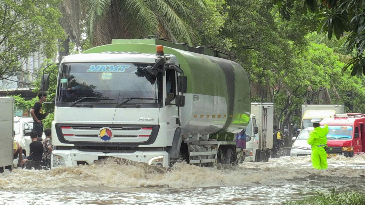 FOTO: Banjir Rendam Jalan Daan Mogot Lalu Lintas Tersendat