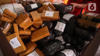Petugas menyortir paket yang akan dikirimkan kepada pelanggan di SiCepat Ekspres Cideng, Jakarta, Sabtu (24/7/2021). PPKM yang berlangsung membuat daya beli masyarakat khususnya belanja online meningkat, dilihat dari melonjaknya pengiriman barang melalui ekspedisi tersebut (Liputan6.com/Johan Tallo)