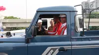 Presiden Joko Widodo (Jokowi) berada di dalam mobil jip seusai meresmikan jalan Tol Bekasi-Cawang-Kampung Melayu (Becakayu), Jumat (3/11). Bersama rombongan, Jokowi konvoi menjajal ruas tol Becakayu tersebut. (Liputan6.com/Angga Yuniar)