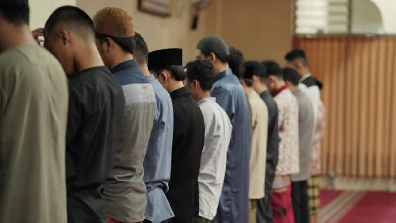 Ilustrasi Beribadah di Masjid