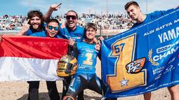 Usai merengkuh titel juara dunia WorldSSP300 2024, Aldi Satya Mahendra merayakan keberhasilannya bersama fansnya yang hadir langsung ke Sirkuit Jerez, Minggu (20/10/2024) sore WIB. (Instagram Aldi Satya Mahendra)