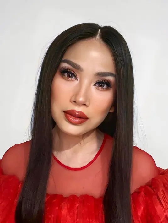 4. Setelah Jepang, Titi DJ juga sempat bermain dengan Korean makeup look yang identik dengan aegyo-sal di bawah mata.  (Instagram/ti2dj).