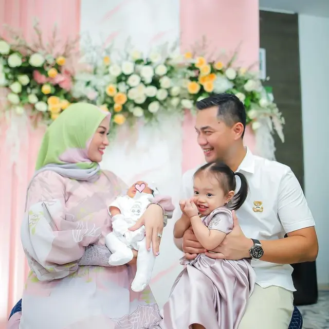 6 Momen Akikah Anak Kedua Zaskia Gotik, Wajah dan Nama Diungkap