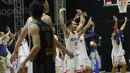 Sempat tertinggal dari West Bandits Solo hingga kuarter ketiga, Pelita Jaya berhasil comeback di kuarter keempat dan jadi pemenang di akhir laga dengan skor 87-81. Kemenangan tersebut merupakan yang keempat alias sapu bersih di 4 laga awal seri I IBL 2022. (Bola.com/M Iqbal Ichsan)