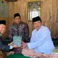 Ketua Lembaga Kajian Strategis Pemikiran Hadratussyaikh KH Hasyim Asy’ari dan Kebangsaan Nur Kholis Setiawan (kiri) saat melakukan penggalian data. (Istimewa).