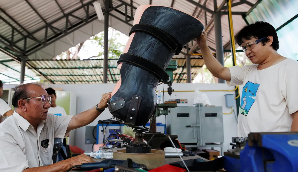 Insinyur Boonyu Thippaya membuat kaki palsu untuk gajah Mosha dan Motola di Friends of the Asian Elephant Foundation, Thailand, (29/6). Friends of the Asian Elephant Foundation adalah rumah sakit bagi gajah pertama di dunia. (REUTERS/Athit Perawongmetha)