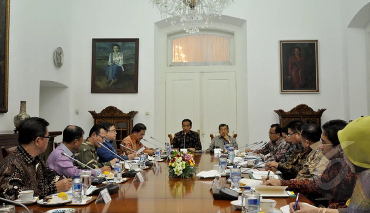 Suasana rapat antara Presiden Joko Widodo didampingi Wakil Presiden Jusuf Kalla bersama pimpinan Badan Umum Milik Negara (BUMN) di Istana Bogor, Jawa Barat, Senin (16/2/2015). (Liputan6.com/Faizal Fanani)