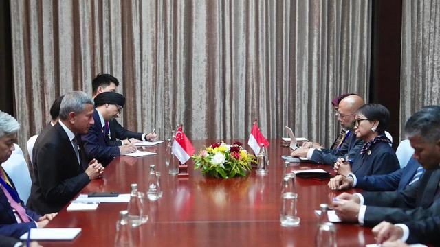 Pertemuan bilateral antara Menlu RI Retno Marsudi dan Menlu Singapura Vivian Balakrishnan di sela-sela rangkaian pertemuan menlu ASEAN di Laos, Rabu (24/7/2024). (Dok. Kemlu RI)