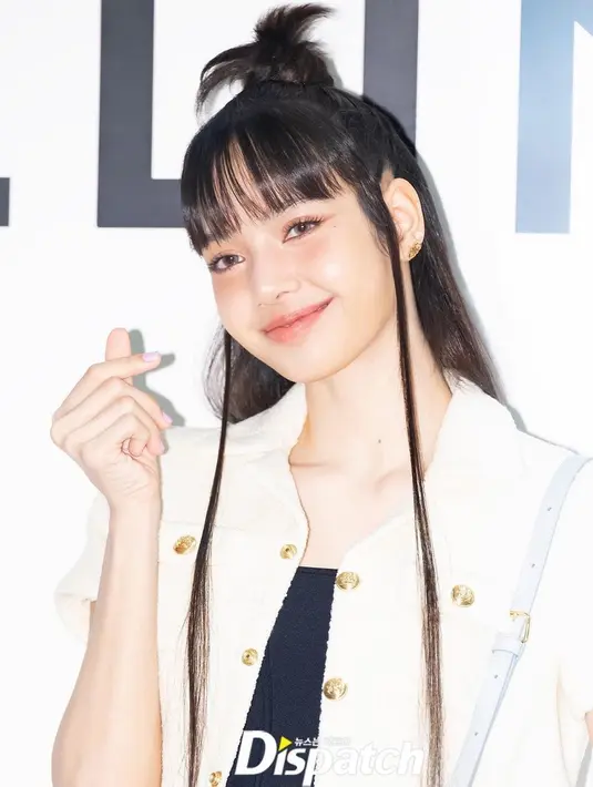 Pelantun lagu ‘Money’ itu melengkapi gayanya dengan teen triomphe bag,  sharp sandals, dan socks in striped. [Foto:IG/koreadispatch].