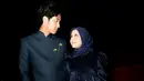 Dalam film yang disutradarai oleh Fajar Bustomi ini Adhisty Zara tampil beda dalam balutan hijab. Mulai dari promo sampai gala premiere mengenakan hijab, adik Hasyakyla Utami ini bikin pangling. Tampil memakai dress warna biru dongker yang selaras dengan busana yang dikenakan oleh Abun Sungkar, kebersamaan dua artis Indonesia sukses mencuri perhatian netizen. (Liputan6.com/IG/@zaraadhsty)
