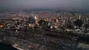 Gambar ini diambil pada 11 Oktober 2021 menunjukkan pemandangan udara matahari terbenam dari pelabuhan yang hancur di ibukota Lebanon, Beirut, dalam kegelapan selama pemadaman listrik. Selama 18 bulan terakhir, Lebanon telah mengalami krisis ekonomi dan kekurangan bahan bakar ekstrem. (AFP)