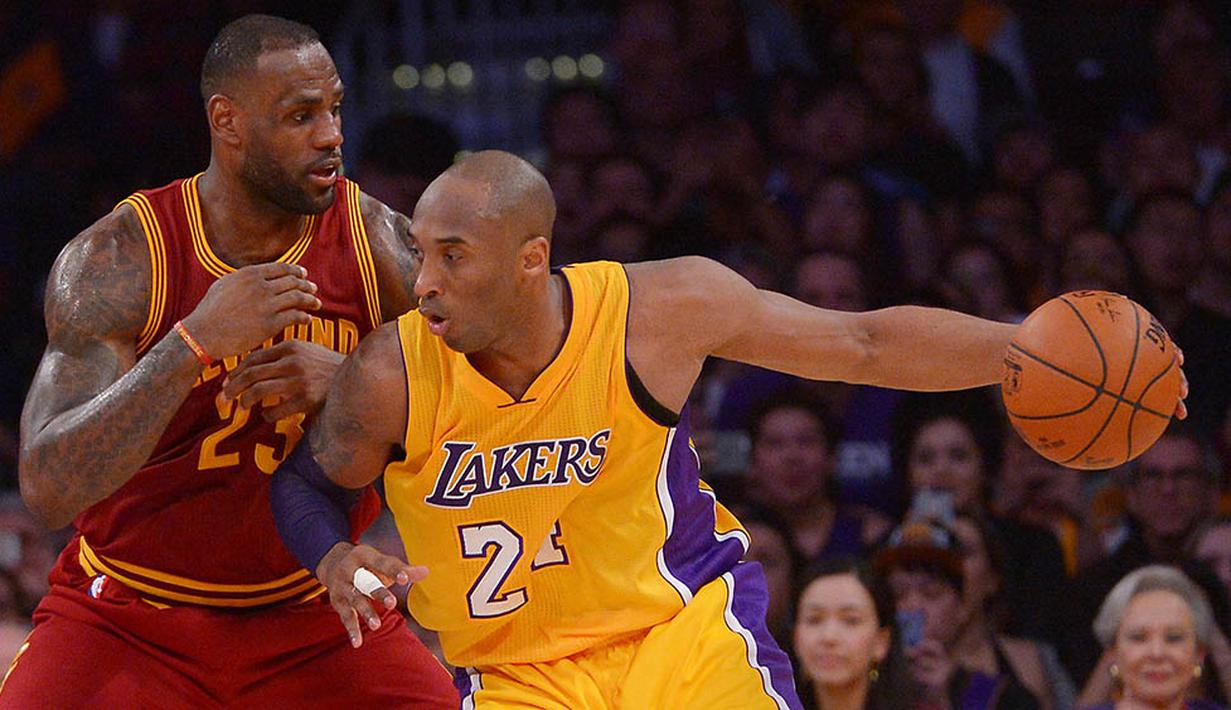 Pebasket L.A Lakers, Kobe Bryant, berusaha melewati hadangan pebasket Cleveland Cavaliers pada laga NBA di Staples Center, Amerika Serikat, Jumat (10/3/2016). (Reuters/Jayne Kamin-Oncea)