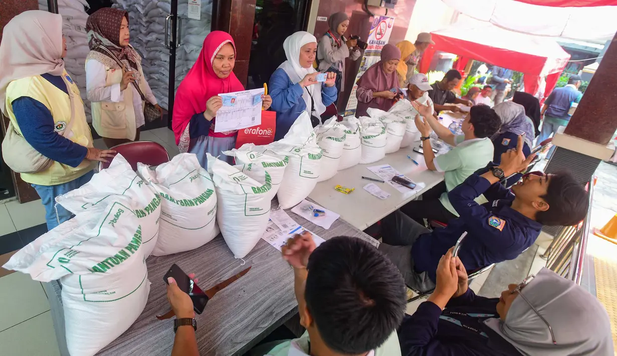 Warga Penerima Bantuan Pangan (PBP) saat i mengambil  beras yang didistribusikan di Kelurahan Kebon Baru, Jakarta Selatan, Selasa, 1 September 2026. (KLY/Arie Basuki).