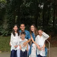 Yasmin Wildblood pilih tampil kembar dengan suami dengan sleeveless tunik berwarna biru. Dipadu dengan celana putih yang senada dengan outfit anak-anak [@yaswildblood]