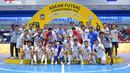 Timnas futsal Indonesia berfoto bersama saat menjadi juara Piala AFF 2024 setelah mengalahkan Vietnam dalam partai final yang berlangsung di Terminal 21 Korat, Nakhon Ratchasima, Thailand, Minggu (10/11/2024) malam WIB. (Dok. Federasi Futsal Indonesia)