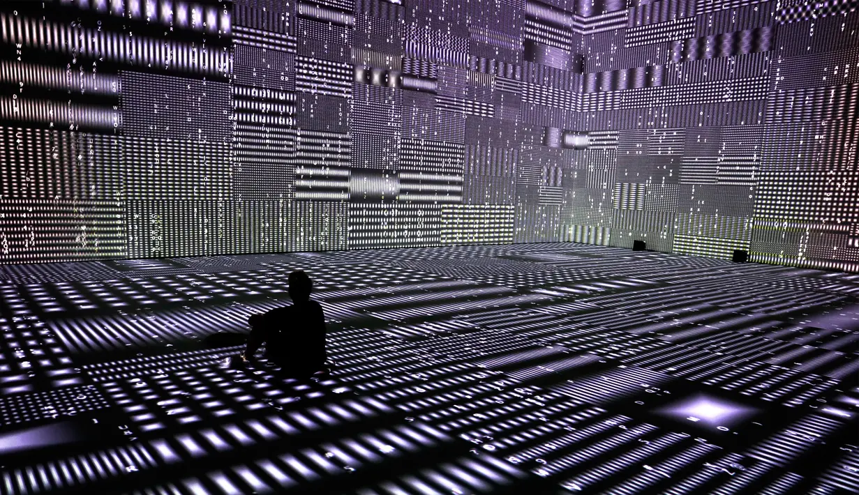 Pengunjung pria duduk menyaksikan instalasi seni audio visual berjudul “Bug” di Today Art Museum, Beijing, Rabu (9/8). Museum seni non-pemerintah dan non-profit ini berfasilitas canggih demi mengembangkan seni China dengan visi modern. (AP/Andy Wong)