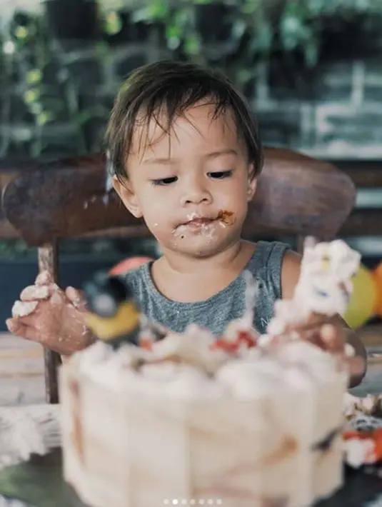 “Hari ini Bjorka 2 tahun! Yeeyyy!! Yang bayinya dibilang mirip baba tapi gedenya kayak mama (HAHA YES!) Gak nyangka dua tahun punya kamu bikin hidup kita makin seru nakk,” tulis Sabai Dieter. (Instagram)