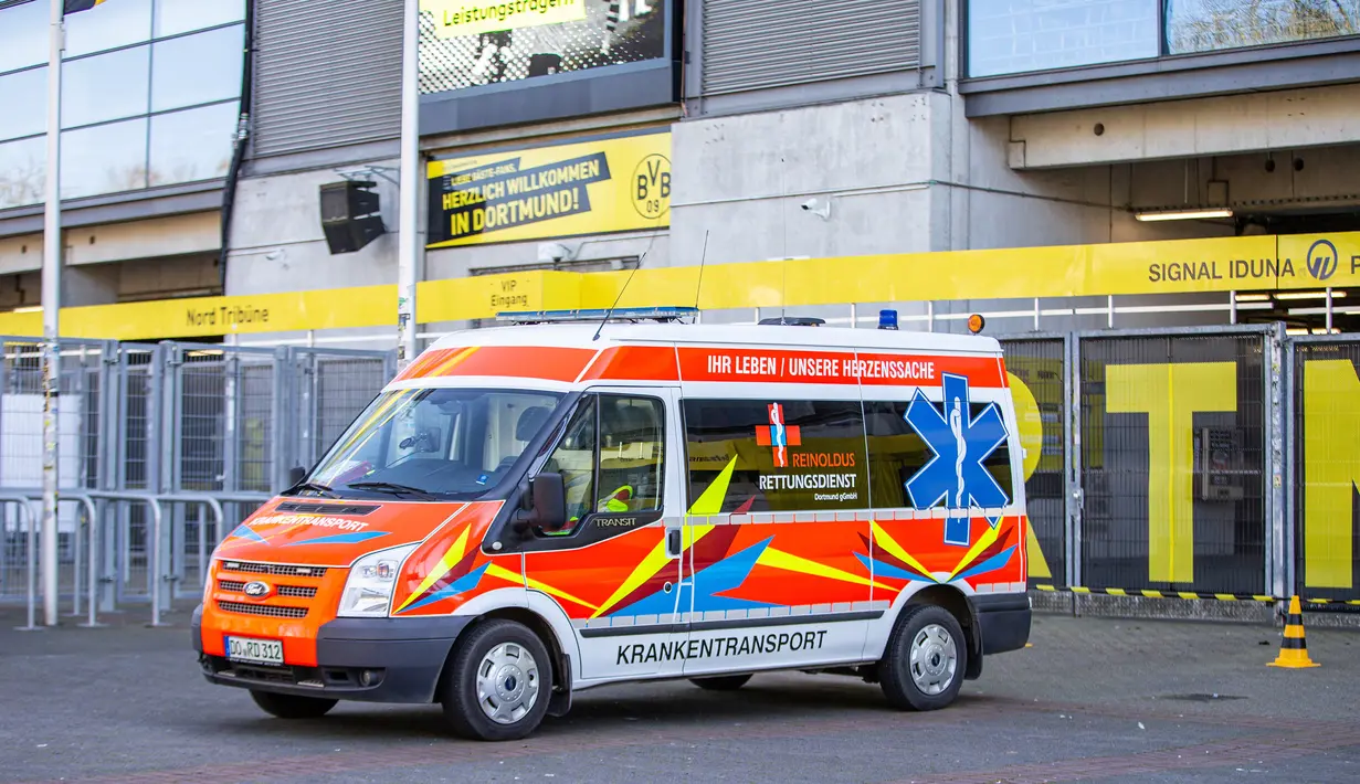 Sebuah ambulans terlihat di luar pusat pengujian COVID-19 di stadion milik Borussia Dortmund di di Jerman (4/4/2020). Diharapkan pusat tersebut akan mengurangi tekanan terhadap fasilitas medis di Kota Dortmund. (Xinhua/Joachim Bywaletz)