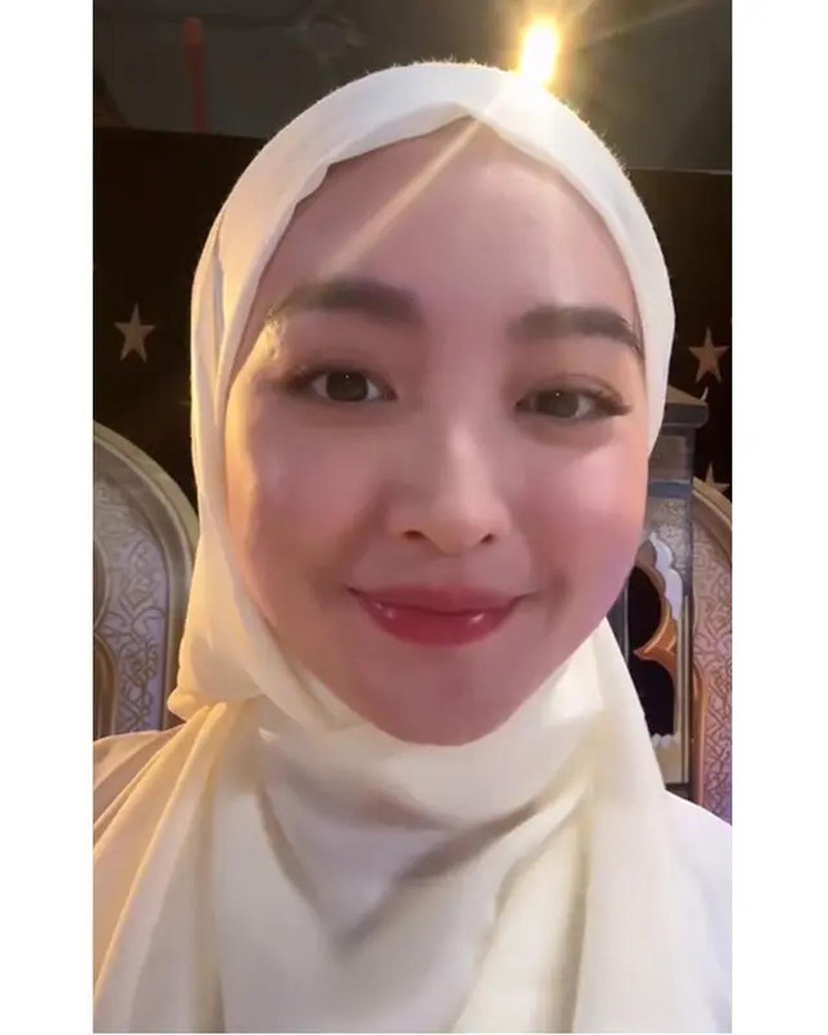 5 Potret Natasha Wilona Pakai Hijab dan Baju Muslim, Anggunnya Bikin Pangling