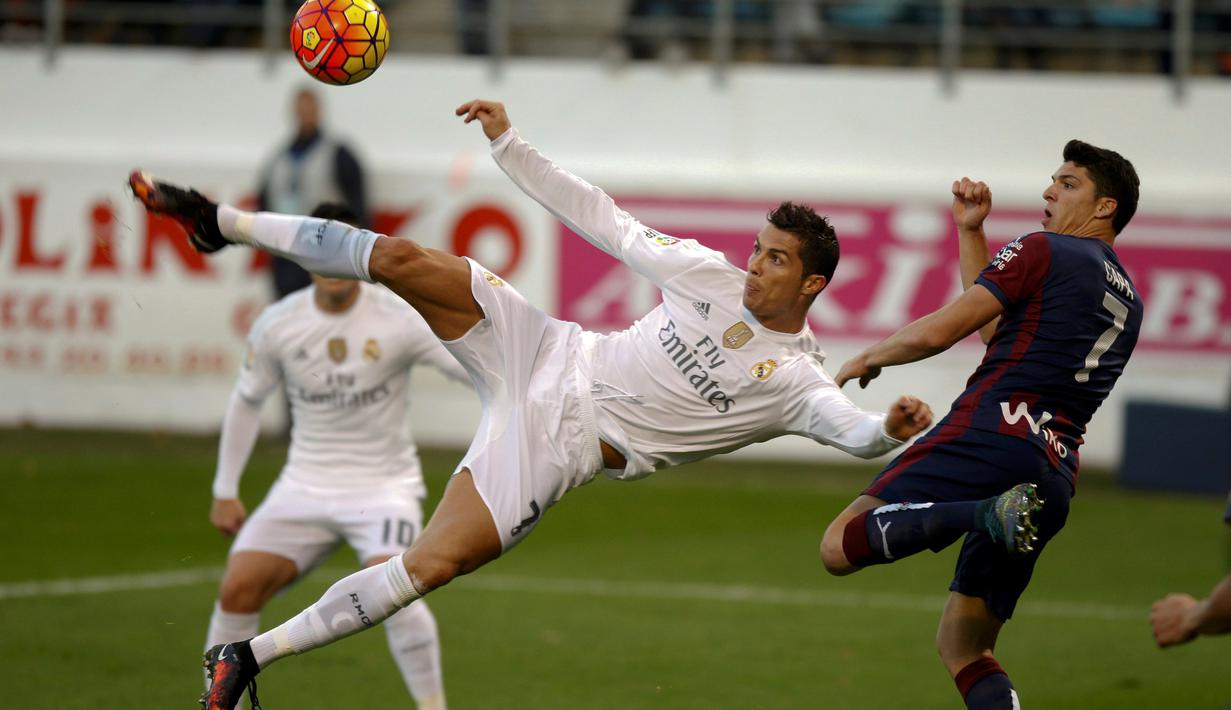 Aksi Cristiano Ronaldo saat bertanding melawan Eibar dalam laga La Liga Spanyol di Stadion Ipurua, Eibar, Spanyol, Senin (30/11/2015) dini hari WIB. (Reuters/Joseba Etxaburu)