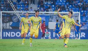Pemain Persib Bandung, Federico Barba, melakukan selebrasi setelah mencetak gol ke gawang Arema FC pada laga pekan keenam BRI Super League 2025/2026 di Stadion Kanjuruhan, Kabupaten Malang, Senin (22/9/2025) sore WIB. (Bola.com/Iwan Setiawan)