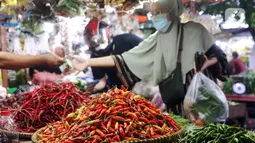 Berbagai jenis cabai dijual di Pasar Lembang, Tangerang, Banten, Selasa (21/12/2021). Jelang Natal, harga cabai rawit merah alami kenaikan hingga menembus Rp 100 ribu per kilo. (Liputan6.com/Angga Yuniar)