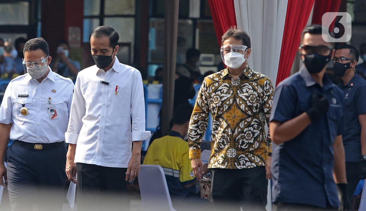 Presiden Joko Widodo atau Jokowi (tengah) didampingi Menteri Kesehatan Budi Gunadi Sadikin (kanan) dan Gubernur DKI Jakarta Anies Baswedan (kiri) meninjau vaksinasi COVID-19 massal pelaku transportasi di Terminal Kampung Rambutan, Jakarta, Kamis (10/6/2021). (Liputan6.com/Herman Zakharia)