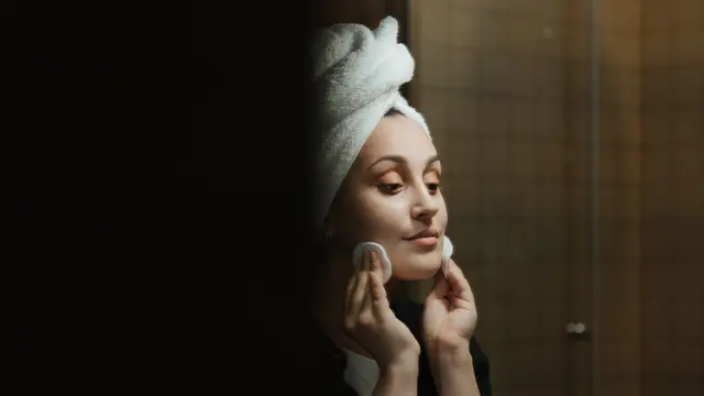 Jadi Perdebatan, Ini 4 Alasan Tidak Boleh Melewatkan Skincare di Malam Hari