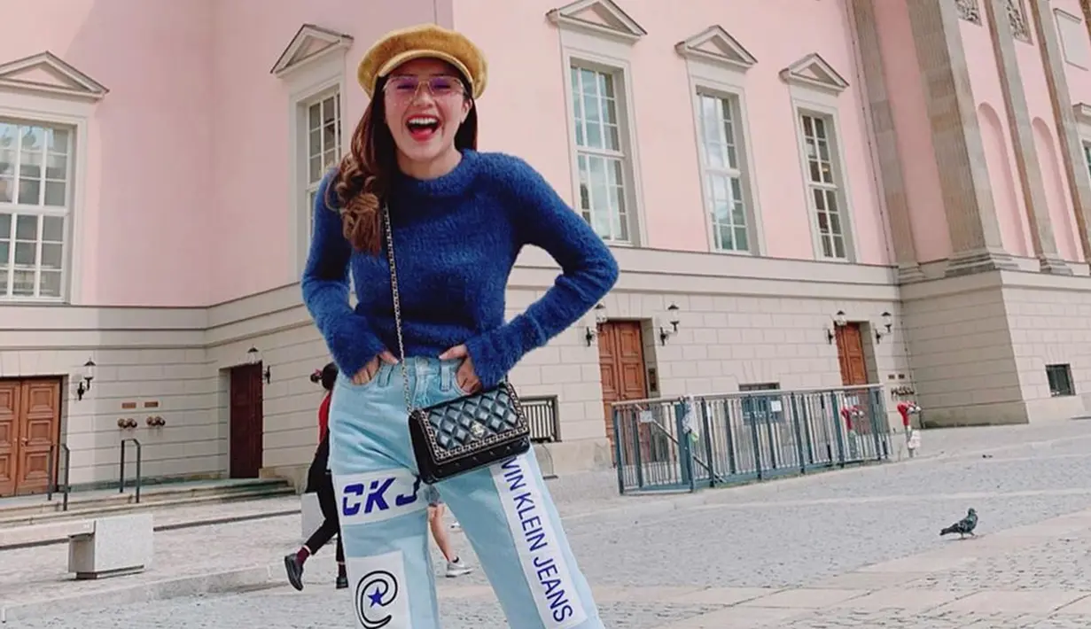 Tampilan yang casual juga sangat cocok dengan Beby, ditambah topi baret coklat dan sling bag hitam. (Liputan6.com/IG/@bebytsabina)