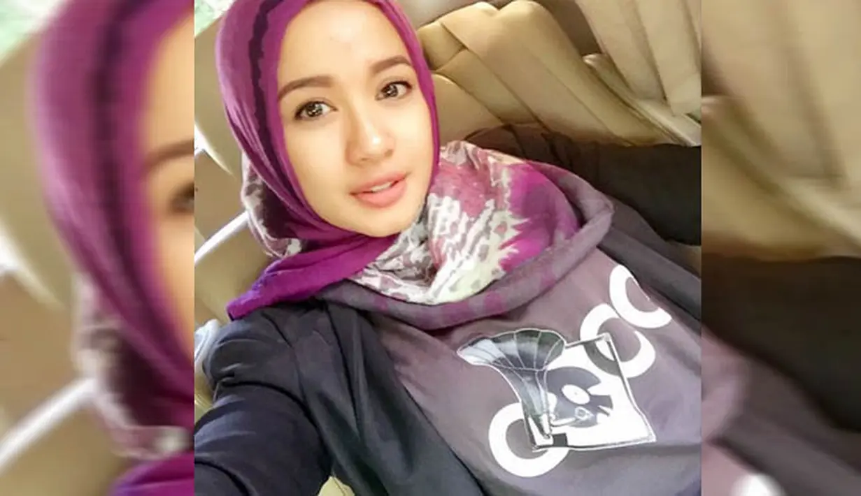 Aktris cantik Laudya Cynthia Bella kini terlihat memesona dengan mengenakan jilbab. (instagram.com/laudyacynthiabella)