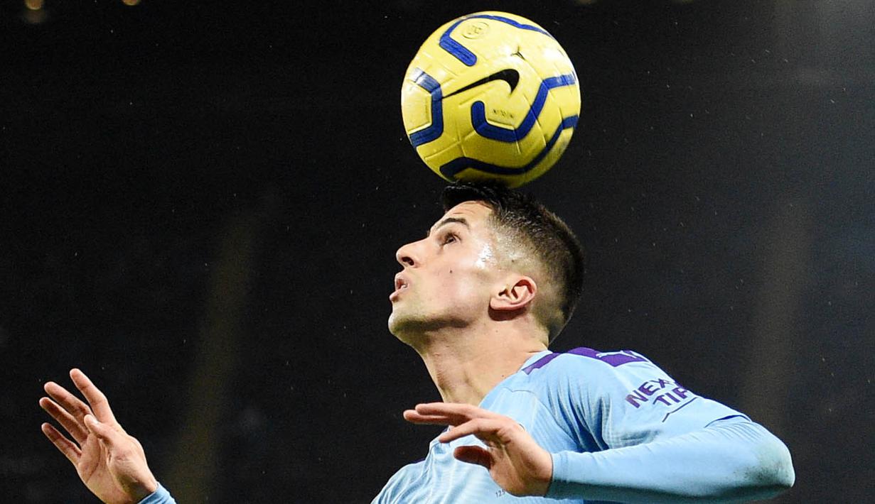 Joao Cancelo - Pemain Manchester City ini mungkin adalah bek kanan paling komplet di Liga Inggris saat ini. Tidak hanya tangguh dalam bertahan namun Cancelo juga cerdik secara taktik dan kreatif dalam membantu serangan. (AFP/Oli Scarff)