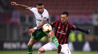 Bek Ludogorets Razgrad, Natanael Batista Pimenta dan pemain AC Milan Nikola Kalinic berebut bola pada leg kedua babak 32 besar Liga Europa, di San Siro, Milan, Kamis (22/2). Milan menang tipis 1-0 sehingga lolos ke babak 16 besar. (MARCO BERTORELLO/AFP)