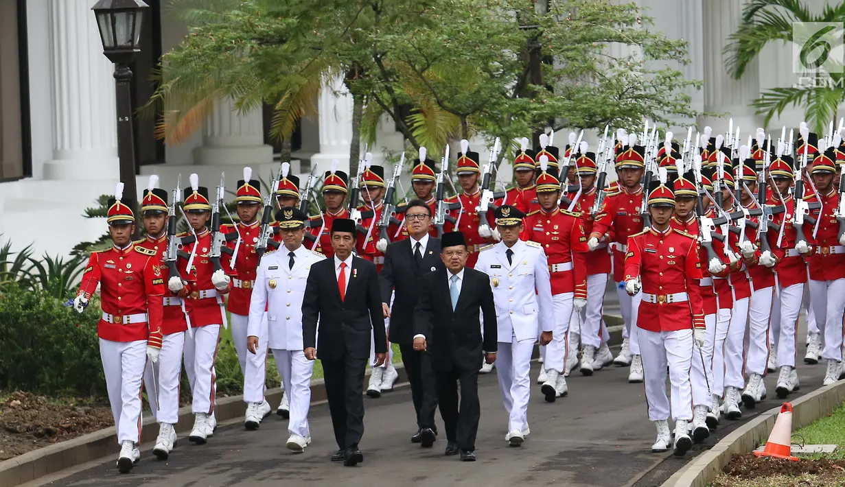 Presiden Jokowi bersama dengan Wapres Jusuf Kalla saat kirab pelantikan Gubernur dan Wakil Gubernur DKI Jakarta Anies Baswedan dan Sandiaga Uno periode 2017-2022 di Istana Negara, Jakarta, Senin (16/10). (Liputan6.com/Angga Yuniar)