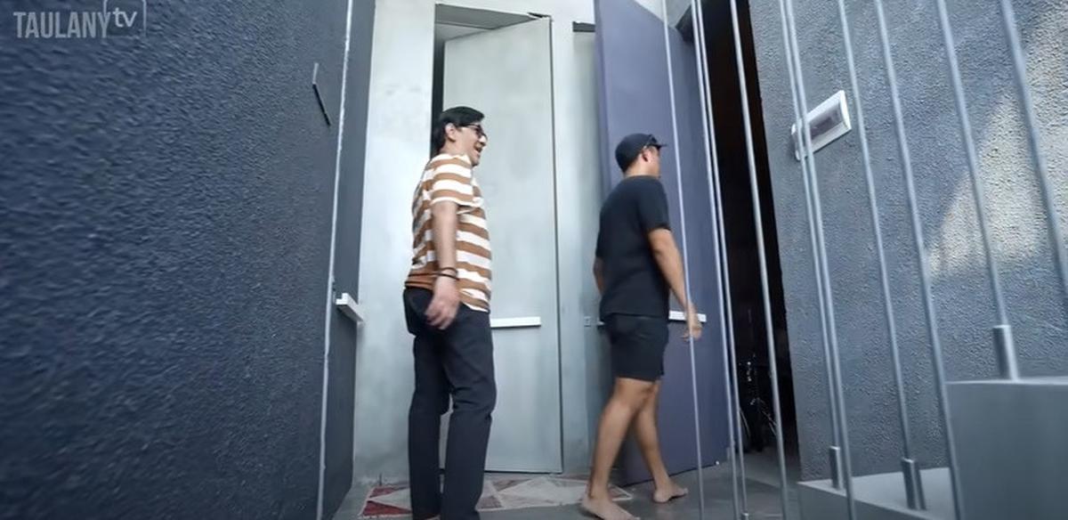 8 Potret Studio Ayudia Bing Slamet dan Ditto Percussion yang Kini Tinggal di Bali, Tampak Minimalis - Ada Balkon dengan Pemandangan Indah