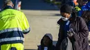 <p>Para migran turun dari kapal kemanusiaan Jerman Rise Above berlabuh di kota pelabuhan Italia selatan Reggio Calabria, Selasa (8/11/2022). Kelompok kemanusiaan Jerman Mission Lifeline mengatakan kapalnya berlabuh di Italia selatan Selasa pagi dan menurunkan 89 orang yang telah diselamatkannya di Mediterania tengah. (AP Photo/Valeria Ferraro)</p>