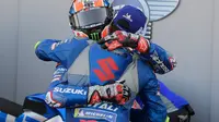 Alex Rins dan Joan Mir merayakan keberhasilan finis podium pada MotoGP Aragon, Minggu (18/10/2020). (JOSE JORDAN / AFP)