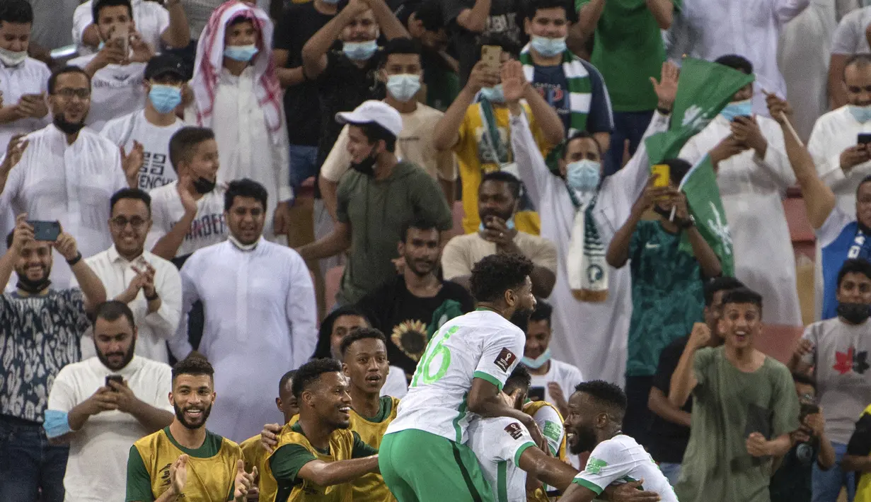 Para pemain Arab Saudi melakukan selebrasi usai mengalahkan Jepang 1-0 dalam laga kualifikasi grup B zona Asia Piala Dunia Qatar 2022 di Stadion King Abdullah Sports City, Jeddah, Arab Saudi, Kamis (7/10/2021). (AP Photo)