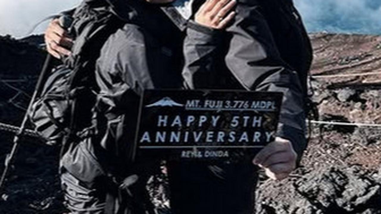 Rayakan Anniversary ke-5, Potret Dinda Hauw dan Rey Mbayang Taklukkan Gunung Fuji