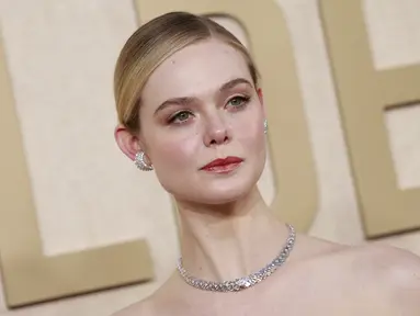 Aktris AS Elle Fanning tiba untuk ajang Golden Globe Awards tahunan ke-81 atau Golden Globes 2024 di hotel The Beverly Hilton di Beverly Hills, California, Minggu (7/1/2024). (Michael TRAN / AFP)