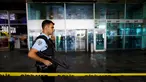 Petugas keamanan berjaga di dekat garis polisi yang terpasang di Bandara Ataturk, Istanbul, Turki, Rabu (29/6). Aktivitas di bandara internasional tersebut berangsur normal pasca ledakan bom bunuh diri yang menewaskan 42 korban jiwa. (REUTERS/Osman Orsal)