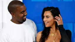 Senyum Kim Kardashian dan Kanye West saat berpose di karpet merah penghargaan MTV VMA 2016 di New York, Minggu (28/8). Pasangan seleb itu memilih busana yang lebih santai untuk menghadiri ajang penghargaan tersebut. (REUTERS/Eduardo Munoz)