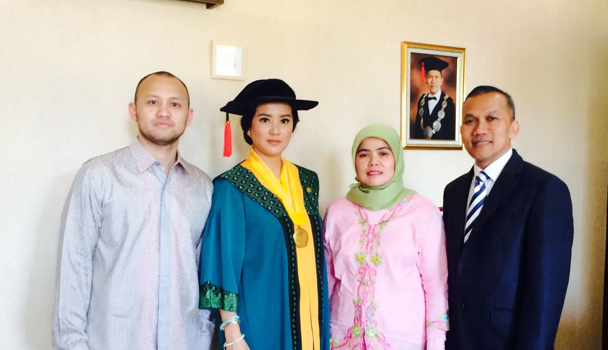Marcella Zalianty dan Ananda Mikola berfoto bersama kerabat dekatnya saat wisuda S2-nya. (Ruben Silitonga/Bintang.com)