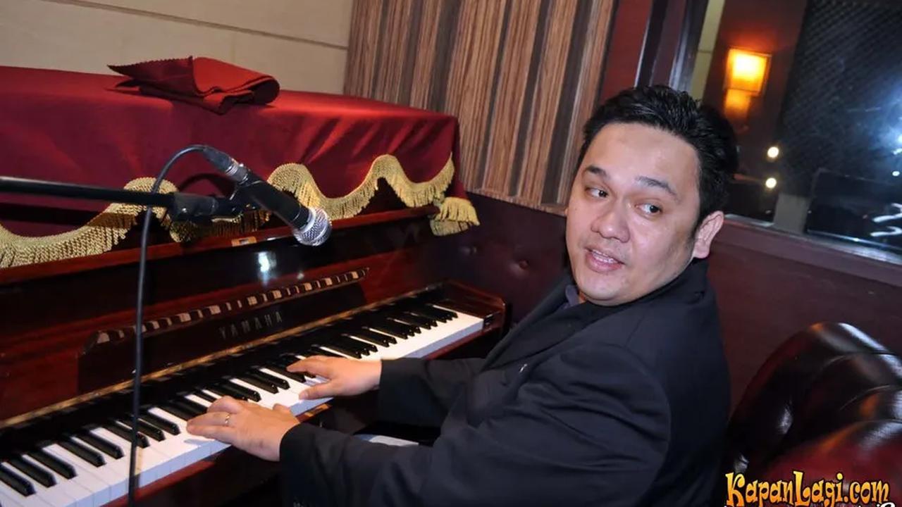 Bermain piano, salah satu kegemaran <a href=