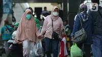 Warga berjalan di kawasan Pasar Blok A Tanah Abang, Jakarta, Selasa (1/9/2020). Angka positivity rate atau persentase kasus positif COVID-19 di Jakarta dalam sepekan terakhir sebesar 9,8 persen, angka ini melebihi standar WHO yang tidak lebih dari 5 persen. (Liputan6.com/Helmi Fithriansyah)