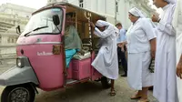 Para biarawati Pakistan melihat-lihat sembari menaiki becak merah muda sebelum aksi untuk meningkatkan kesadaran wanita, menunjukkan kesetaraan dan pemberdayaan perempuan di Lahore, (14/10). (AFP PHOTO / Arif Ali)