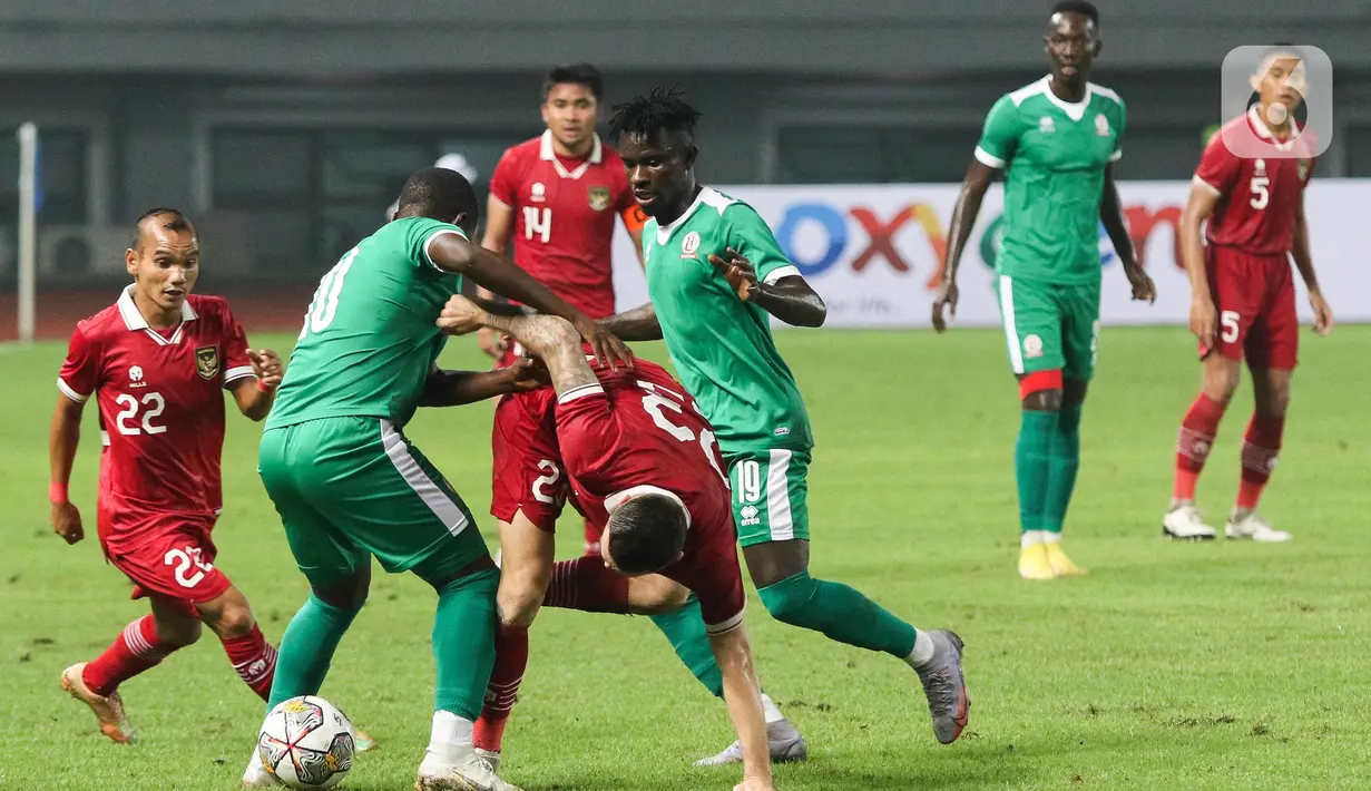 Meski memiliki unggul lebih dahulu, timnas Indonesia tidak mengendurkan serangan ke pertahanan Burundi. (Liputan6.com/Herman Zakharia)