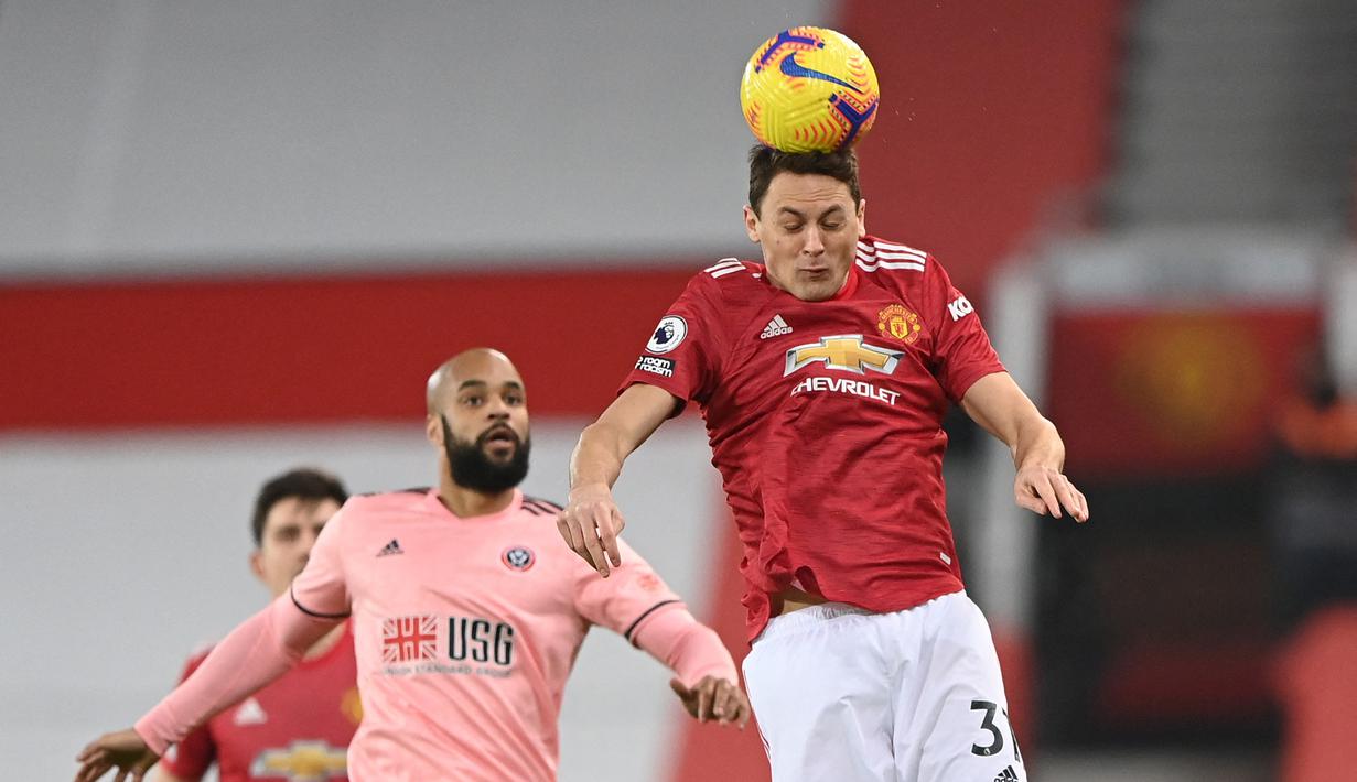 Nemanja Matic. Gelandang bertahan asal Serbia ini telah berusia 32 tahun. Menjadi bagian dari Manchester United kala diboyong dari Chelsea pada awal musim 2017/2018. Musim ini telah bermain dalam 27 penampilan di semua ajang kompetisi. (AFP/Laurence Griffiths/Pool)