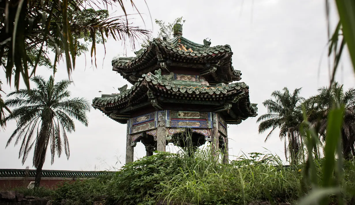 Usai dilengserkan, Mobutu meninggalkan istananya dan mengasingkan diri ke Maroko, Kongo, Senin (15/5). Istana kepresidenan Kongo kini terbengkalai tanpa perawatan. (AFP PHOTO/JOHN WESSELS)
